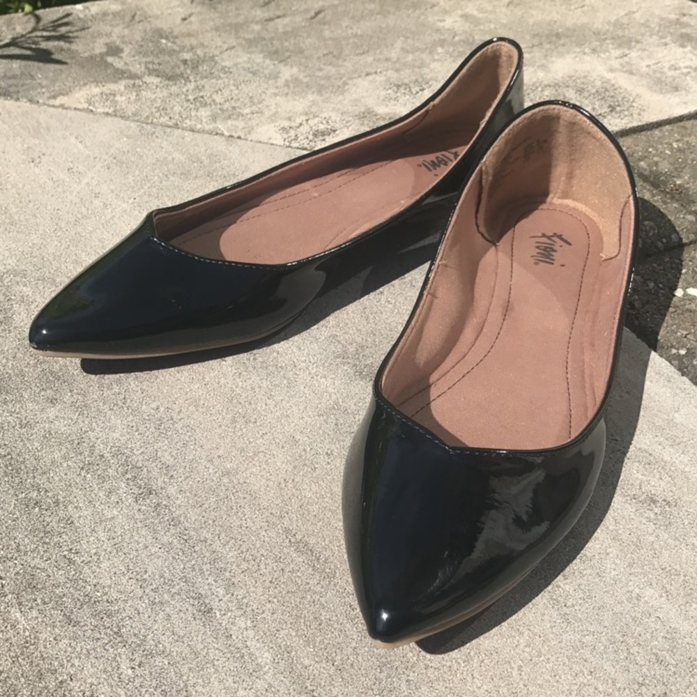NWOT Fioni black patent V-front ballet flats sz9